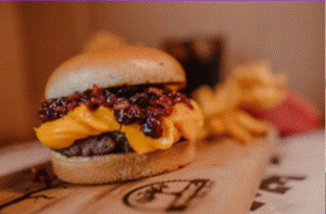 Campo focale ridotto Immagine di un hamburger e patatine con una bassa apertura del diaframma quindi con un campo focale ridotto